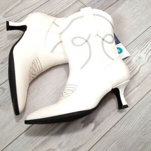 (21-3836)  Women's Universal Thread Boots  Sz 8